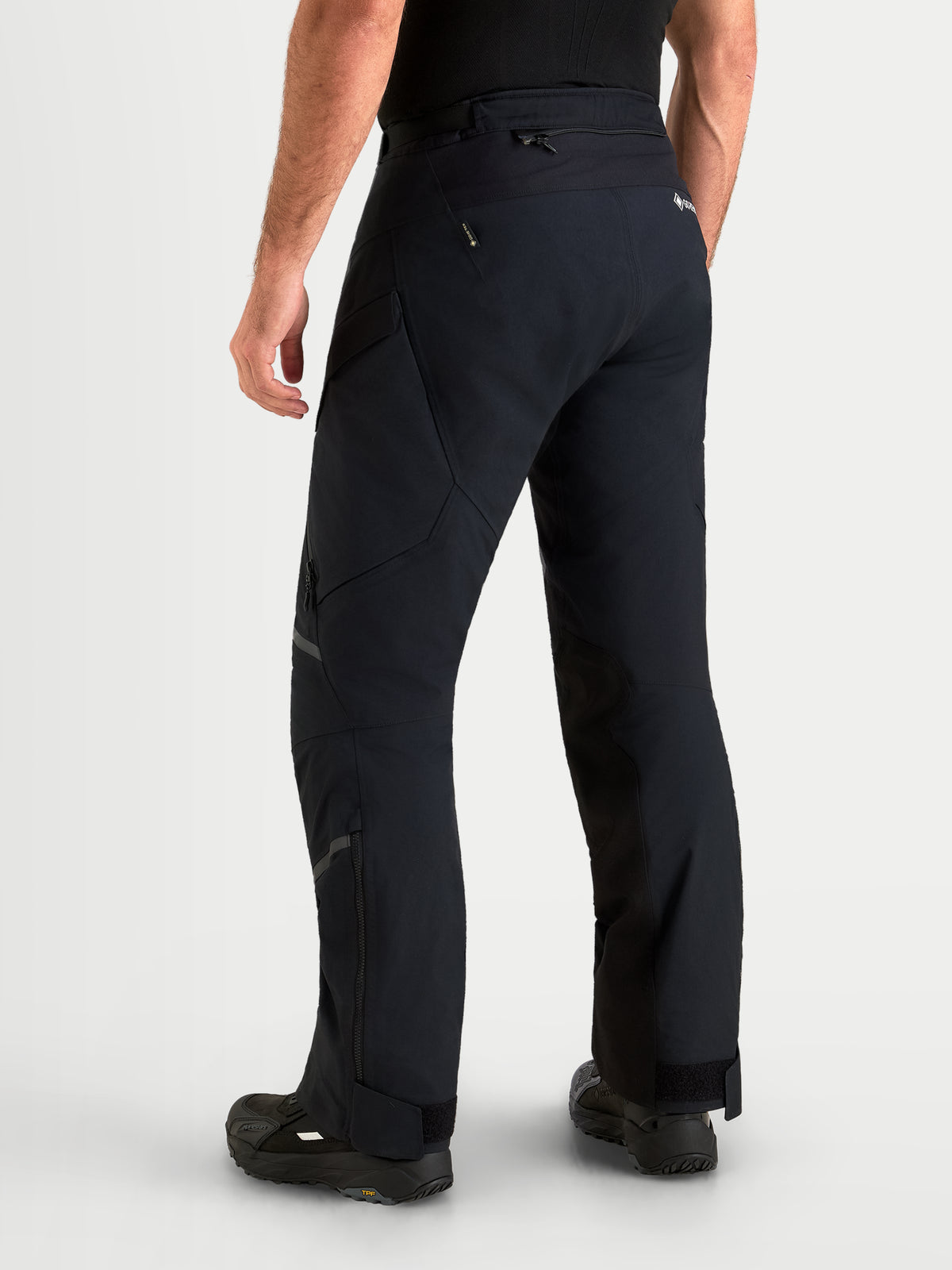 Alpinestars St-7 V2 2L Gore-Tex bukser, herre adventure-motorcykelbukser, sort set bagfra der viser vandtæt tekstilkonstruktion og kort pasform