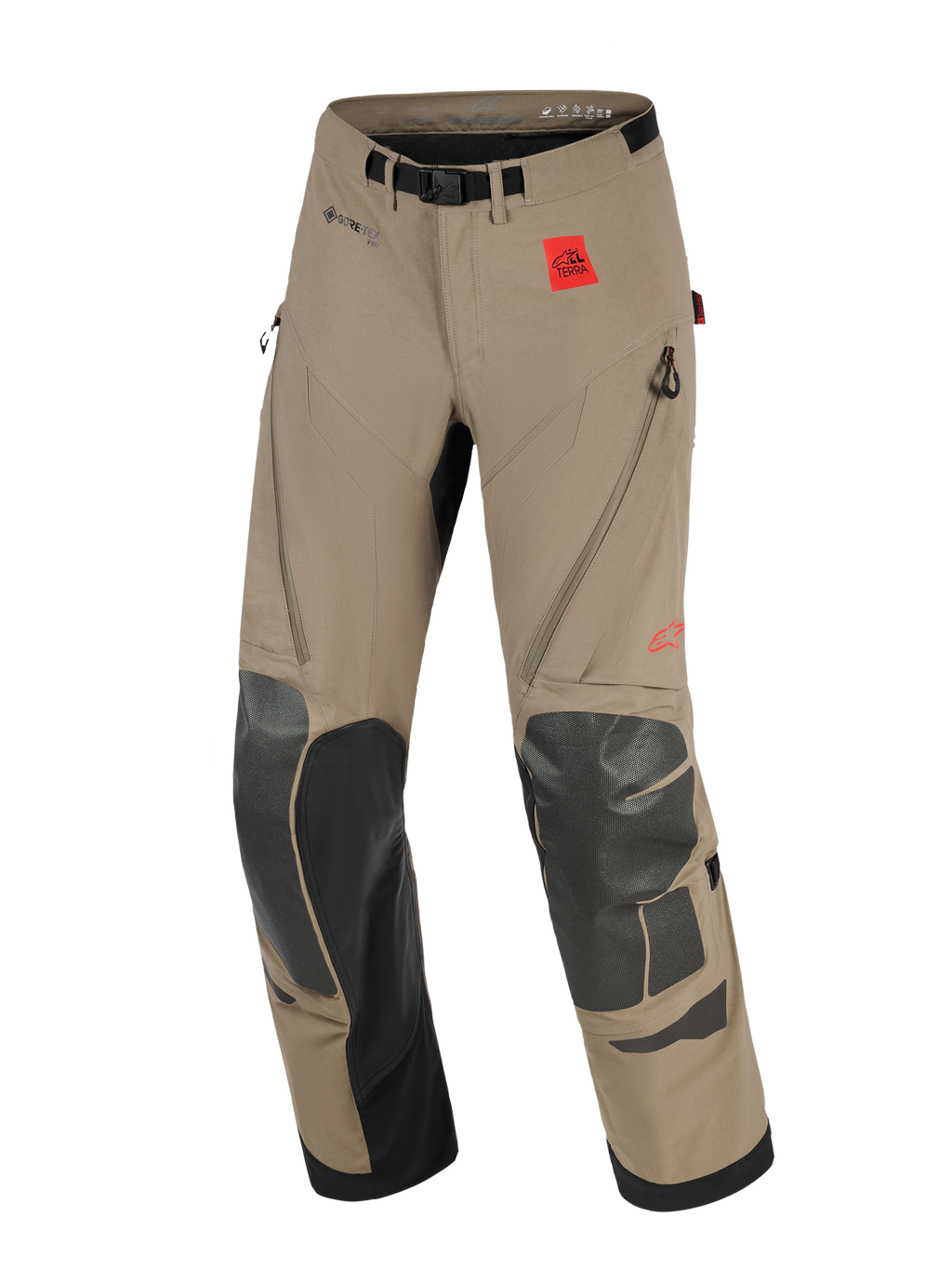 Alpinestars Nazca 3L GORE-TEX PRO bukser, adventure motorcykelbukser, walnut og sort, med et rødt All Terra logomærke, GORE-TEX PRO branding, sorte Superfabric-forstærkninger på knæ og skinneben, lårventilation med lynlås og et integreret bælte med magnetisk spænde.