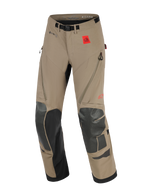 Alpinestars Nazca 3L GORE-TEX PRO bukser, adventure motorcykelbukser, walnut og sort, med et rødt All Terra logomærke, GORE-TEX PRO branding, sorte Superfabric-forstærkninger på knæ og skinneben, lårventilation med lynlås og et integreret bælte med magnetisk spænde.