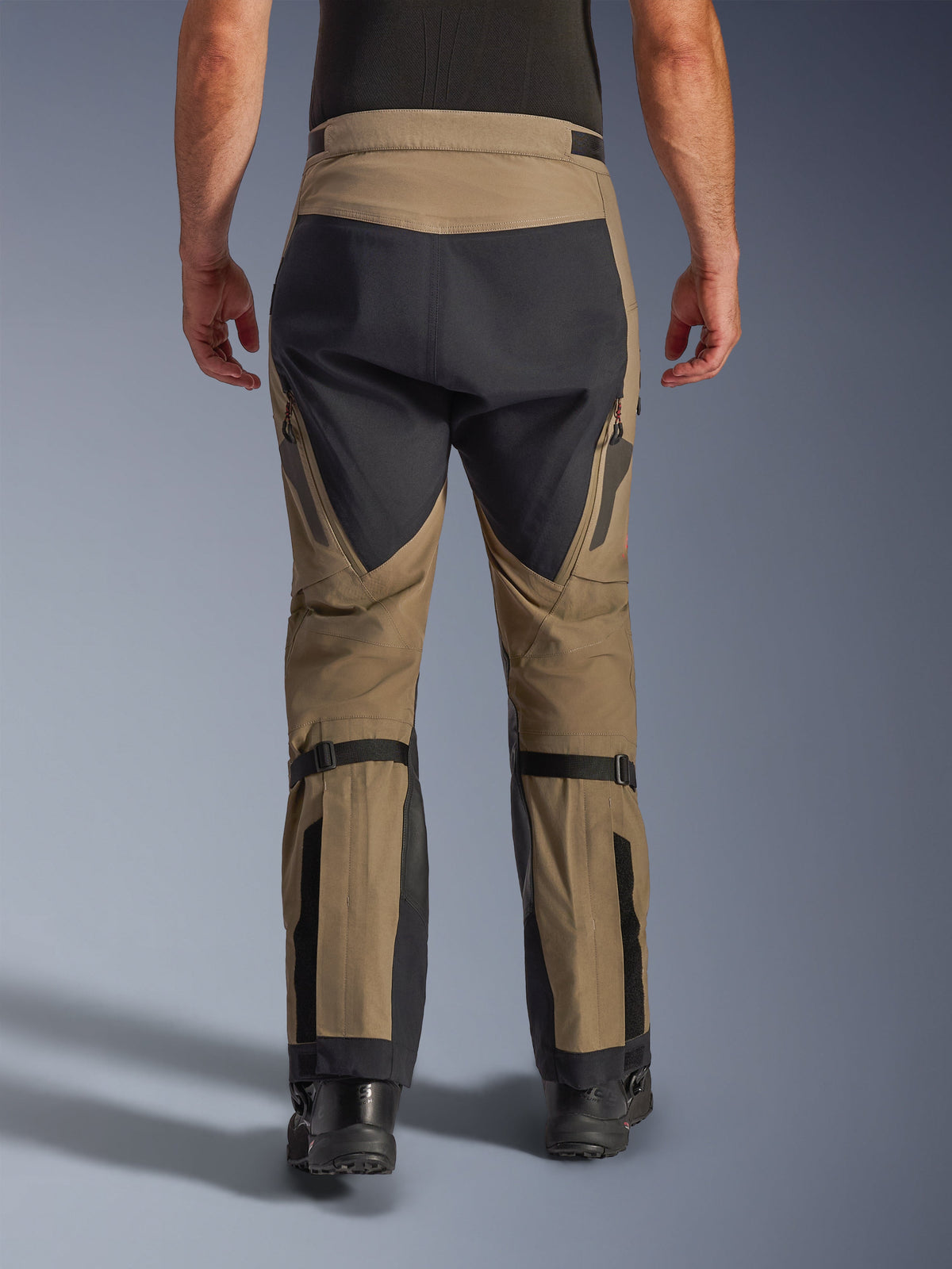 Alpinestars Nazca 3L GORE-TEX PRO bukser, valnød og sort, set bagfra med lægvolumenjusteringer og forstærkede paneler, tekniske adventure-motorcykelbukser til kørsel i al slags vejr