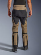 Alpinestars Nazca 3L GORE-TEX PRO bukser, valnød og sort, set bagfra med lægvolumenjusteringer og forstærkede paneler, tekniske adventure-motorcykelbukser til kørsel i al slags vejr