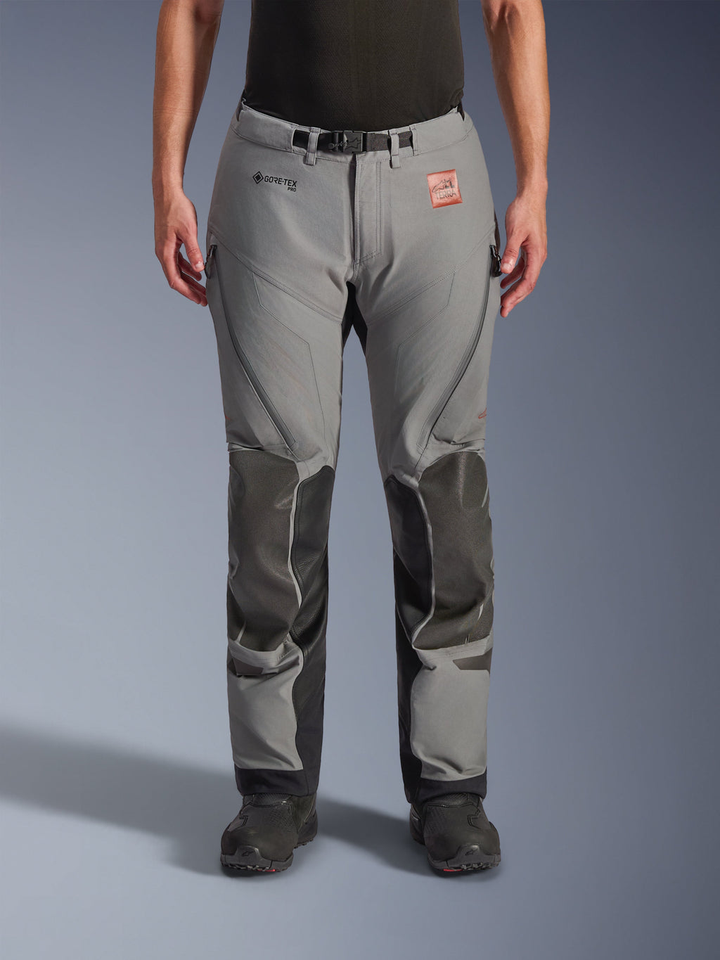 Alpinestars Nazca 3L Gore-Tex Pro bukser - Short, adventure motorcykelbukser, mørkegrå og sort, set forfra på model, med forstærkede knæpaneler, GORE-TEX PRO-branding og TERRA-lædermærke, teknisk 3-lags vandtæt konstruktion til adventure touring