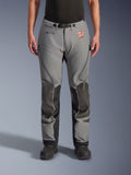Alpinestars Nazca 3L Gore-Tex Pro bukser - Short, adventure motorcykelbukser, mørkegrå og sort, set forfra på model, med forstærkede knæpaneler, GORE-TEX PRO-branding og TERRA-lædermærke, teknisk 3-lags vandtæt konstruktion til adventure touring