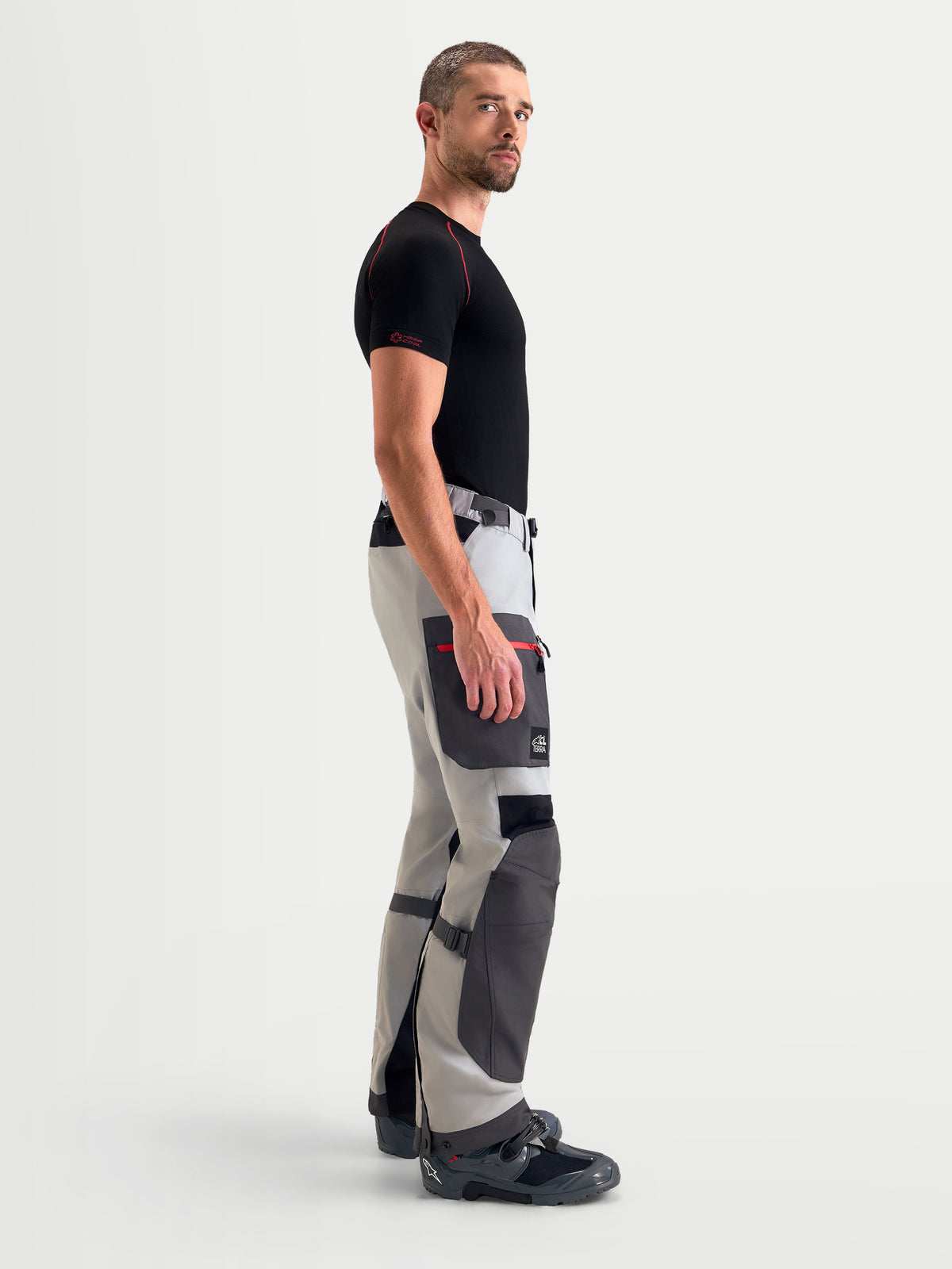 Alpinestars Arenis Gore-Tex bukser, herre adventure-motorcykelbukser, mellemgrå, mørkegrå og sort, siduprofil der viser vandtæt tekstilkonstruktion og cargolomme båret af model