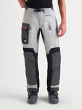 Alpinestars Arenis Gore-Tex bukser, herre-adventuremotorcykelbukser i mellemgrå, mørkegrå og sort, forfra af model iført vandtæt tekstiludstyr med lårlommer og ventilationslynlåse
