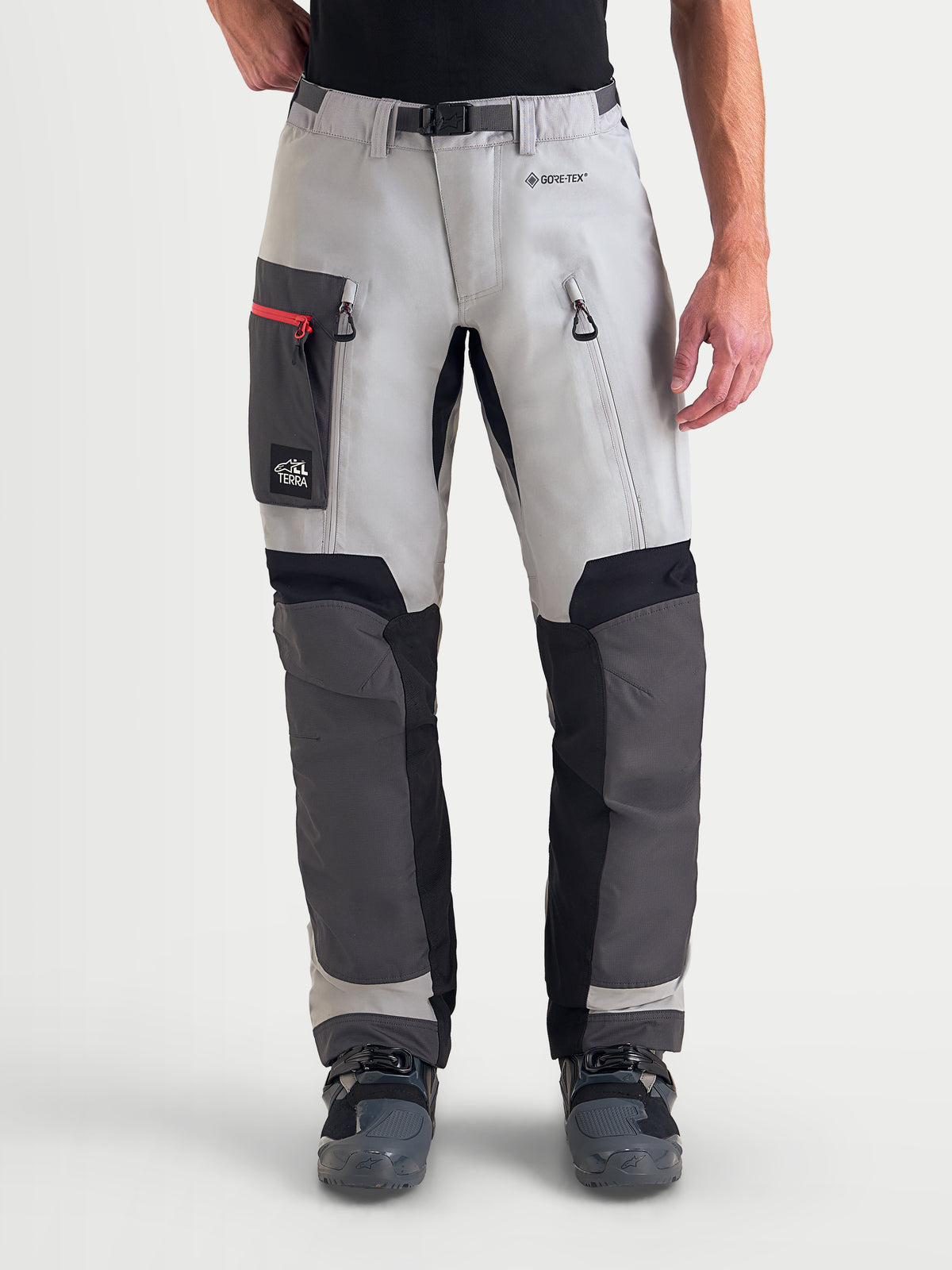 Alpinestars Arenis Gore-Tex bukser, herre-adventuremotorcykelbukser i mellemgrå, mørkegrå og sort, forfra af model iført vandtæt tekstiludstyr med lårlommer og ventilationslynlåse
