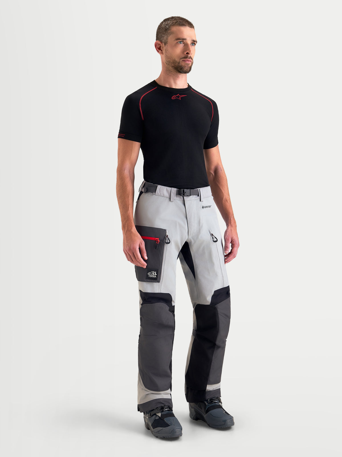 Alpinestars Arenis Gore-Tex bukser, herre adventure-motorcykelbukser, i mørkegrå, isgrå og sort, set forfra på model iført vandtæt tekstiludstyr med cargolommer