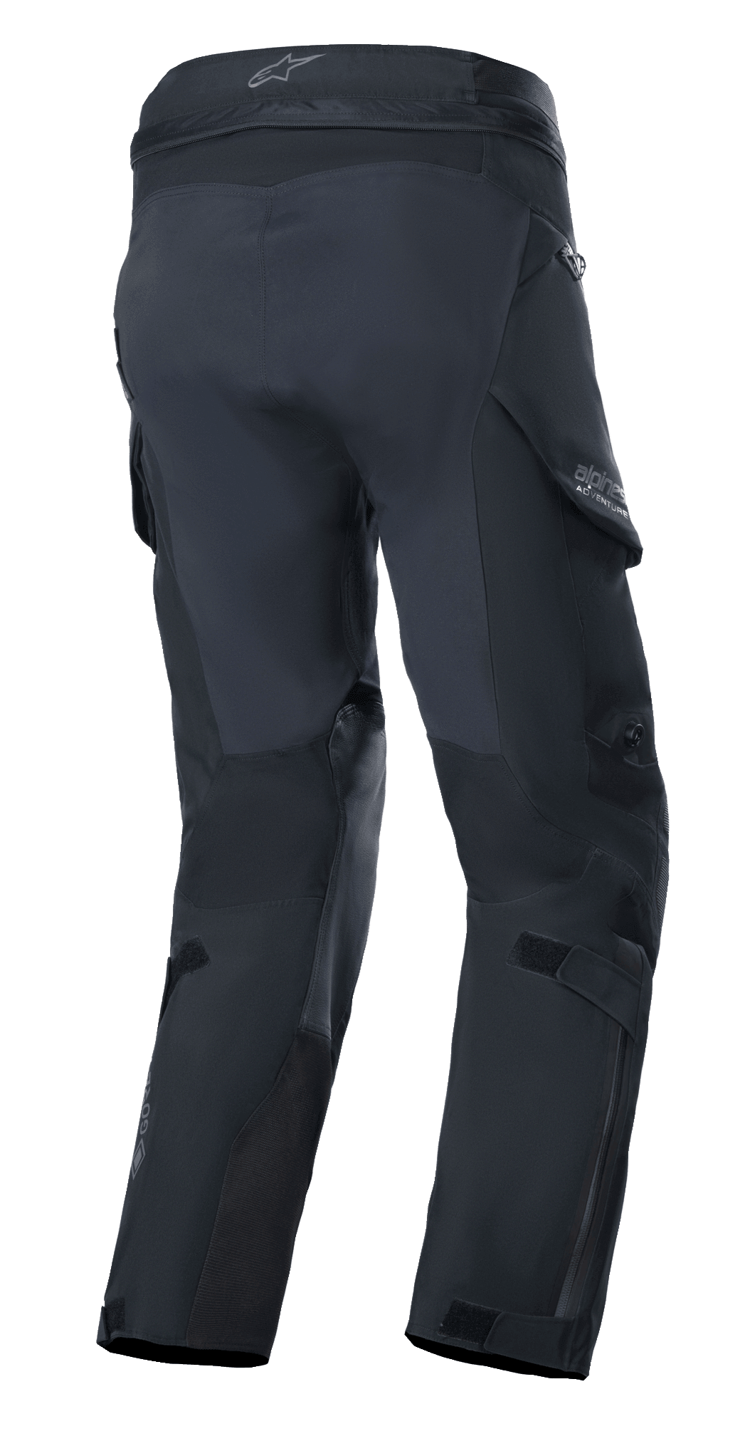 Alpinestars Boulder 3L GORE-TEX bukser, adventure motorcykelbukser, sort, set bagfra med forstærket sæde og paneler på indersiden af benene, vandtætte cargolommer, GORE-TEX branding på underbenet, holdbar lamineret konstruktion.