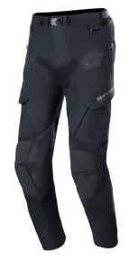 Alpinestars Boulder 3L GORE-TEX bukser, adventure motorcykelbukser, sort, teknisk tekstildesign med magnetisk spændelukning i taljen, forstærkede knæpaneler med teksturerede indlæg, flere lynlås- og cargolommer, forbuet ergonomisk pasform