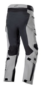 Alpinestars Boulder 3L GORE-TEX bukser, adventure motorcykelbukser, mørkegrå og sort, set bagfra i trekvart profil med forstærket sæde og inderside af benene, lysegrå paneler, GORE-TEX logo på læggen og ergonomiske cargolommer.