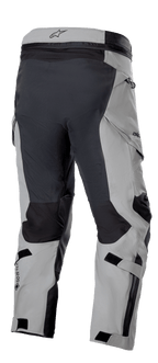 Alpinestars Boulder 3L GORE-TEX bukser, kort længde, mørkegrå og sort, bagfra der fremhæver forstærkede paneler, GORE-TEX-logo, justeringsstropper og motocross-afledt ergonomisk design