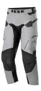 Alpinestars Boulder 3L GORE-TEX bukser - kort længde, adventure touring motorcykelbukser, mørkegrå og sort, med forstærkede knæpaneler, justerbart taljebælte med spænde, vandtætte lynlåse og ergonomiske lommer, slidstærk konstruktion til ekstremt vejr