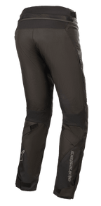 Alpinestars Stella Road Pro GORE-TEX bukser til damer, sorte, trekvartvisning bagfra, tekniske tekstil-motorcykelbukser med reflekterende Alpinestars-branding på underbenet, tilspidset pasform, velcro-justering ved benene, lynlås i taljen til sammenkobling, til adventure touring