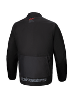 Alpinestars Pro-Dura jakke, set bagfra, sort tekstil endurojakke, stor baglomme, rødt stjernelogo i nakken, gråt Alpinestars-logo på nederste kant, robust off-road design