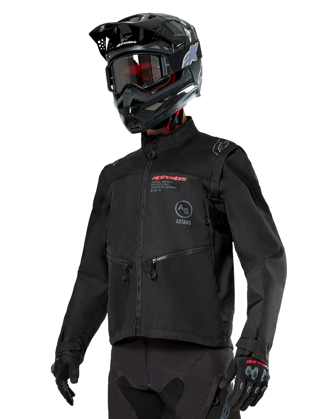 Alpinestars Pro-Dura jakke, off-road motorcykeljakke, sort med røde og grå logoer, har forlommer med lynlås og høj krave, bæres med en sort motocrosshjelm og handsker til enduro-løb