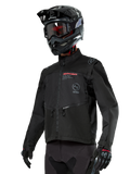 Alpinestars Pro-Dura jakke, off-road motorcykeljakke, sort med røde og grå logoer, har forlommer med lynlås og høj krave, bæres med en sort motocrosshjelm og handsker til enduro-løb