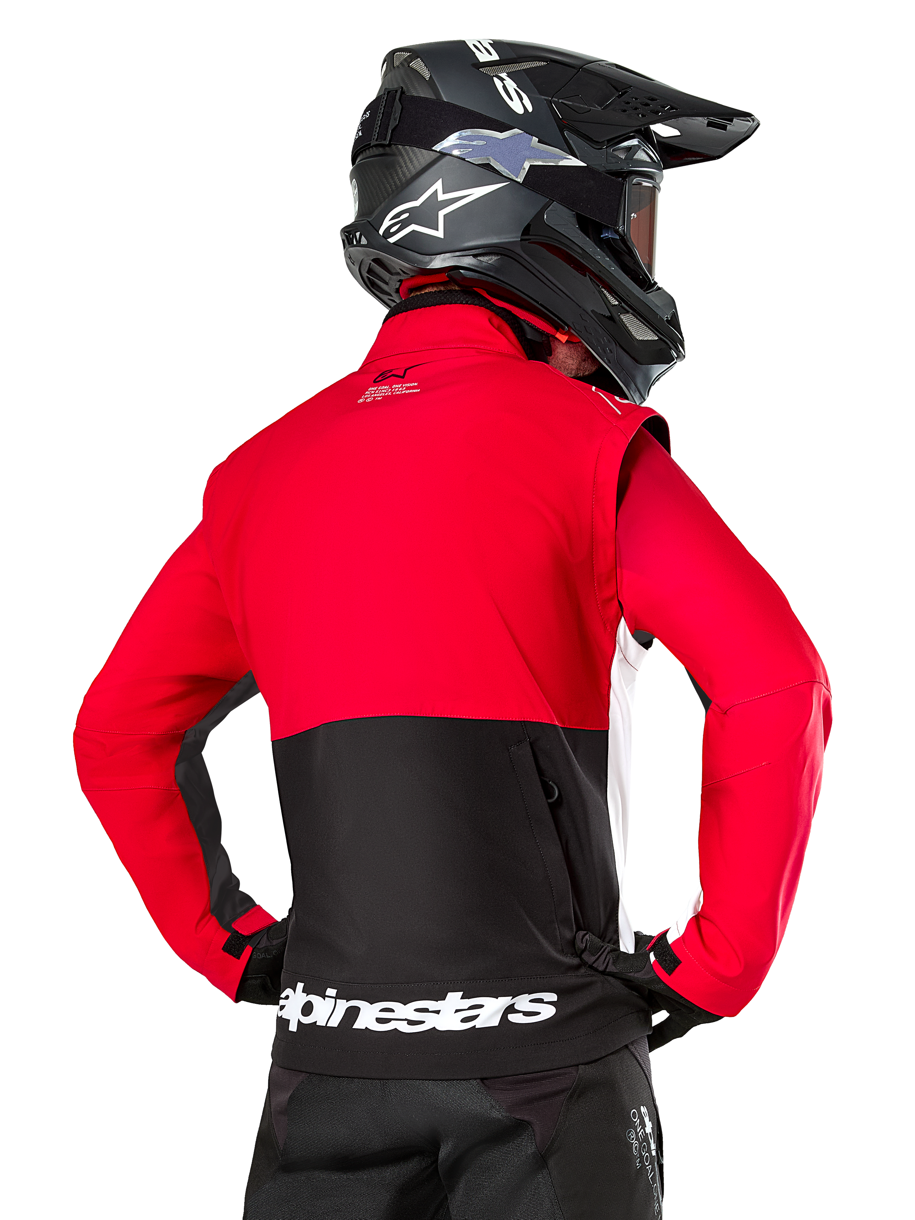 Alpinestars Pro-Dura jakke, off-road endurojakke, rød og sort med hvidt Alpinestars-logo på den nederste kant bagpå, set bagfra på en kører med en sort motocrosshjelm, rally-inspireret design til aggressiv trailkørsel