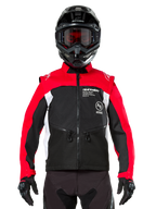 Alpinestars Pro-Dura-jakke, off-road motorcykeljakke, sort, stærk rød og hvid, båret af en kører med en sort motocross-hjelm og beskyttelsesbriller, med en holdbar ripstop-konstruktion og hvide sidepaneler, designet til enduro- og trail-kørsel