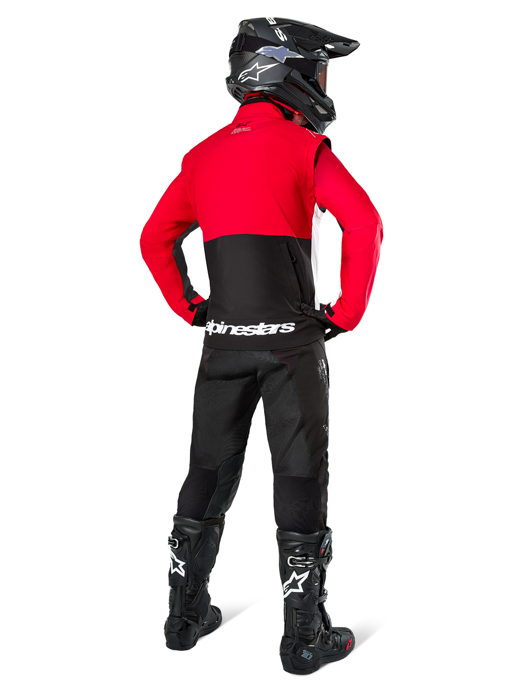 Alpinestars Pro-Dura jakke, motocrossrytter set bagfra, sort, klar rød og hvid, kombineret med sorte bukser, sort hjelm og sorte off-road støvler, rød overdel og sort underdel med hvidt logo på ryggen, off-road racingudstyr