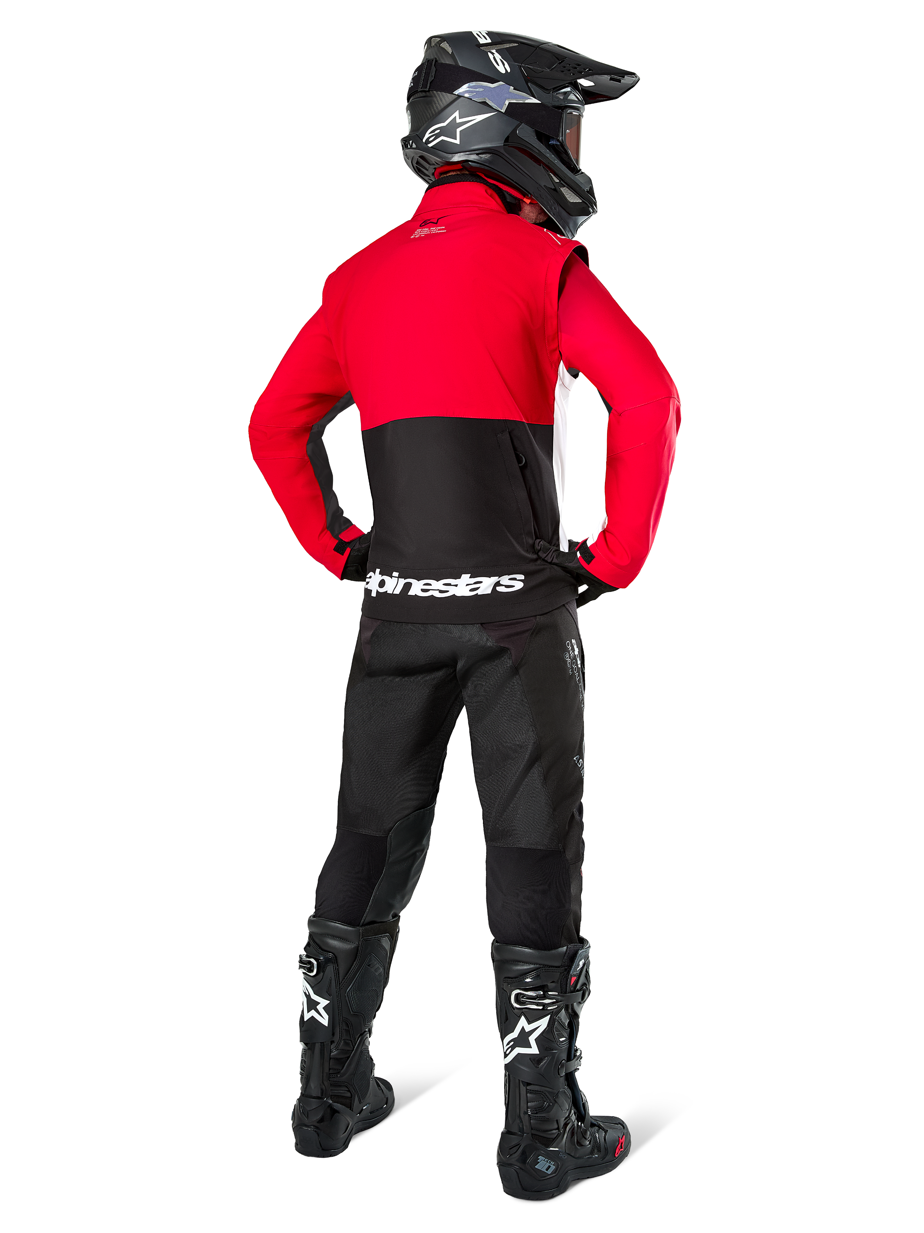 Alpinestars Pro-Dura jakke, motocrossrytter set bagfra, sort, klar rød og hvid, kombineret med sorte bukser, sort hjelm og sorte off-road støvler, rød overdel og sort underdel med hvidt logo på ryggen, off-road racingudstyr