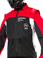 Alpinestars Pro-Dura jakke, off-road motorcykeljakke, sort, klar rød og hvid, båret med sort hjelm, med lynlåslommer og tydelig branding på brystet, slidstærk tekstilkonstruktion til enduro- og trailkørsel