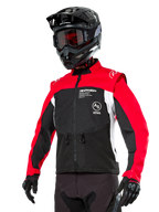 Alpinestars Pro-Dura jakke, off-road enduro motorcykeljakke, sort med klar rød og hvid farveblokering, båret af en kører med sort hjelm og goggles, med lynlåslommer foran og Alpinestars-branding, slidstærk tekstilkonstruktion til trail-kørsel