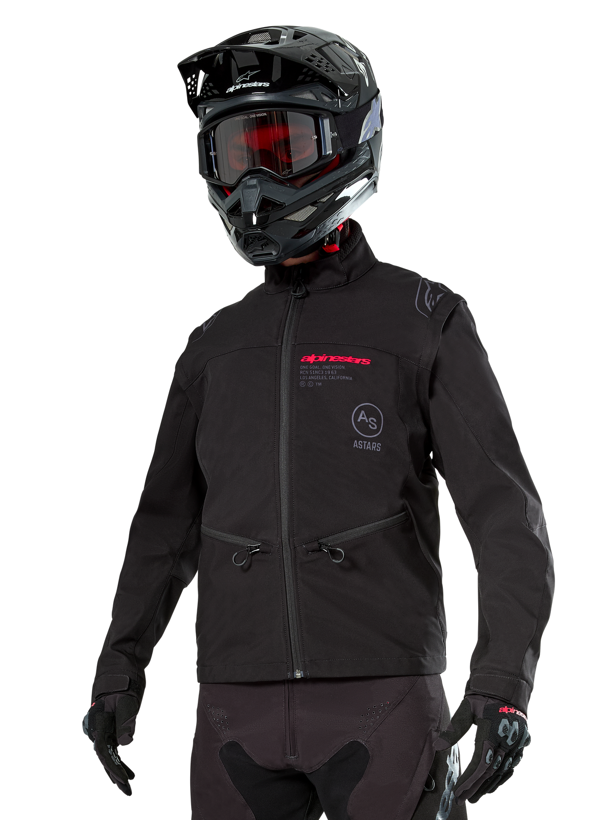 Alpinestars Lite-Dura Softshell-jakke, sort off-road motorcykeljakke med rød branding og AS-logo, vist med sort motocrosshjelm, røde goggles og sorte handsker, lynlåslommer og justerbare manchetter, designet til enduro-kørsel