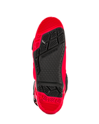 Alpinestars Tech 10 Enduro-støvler, klar rød og sort, set nedefra af den enduro-specifikke dual-compound sål, med et slidmønster med højt greb og en sort udskiftelig midterindsats.