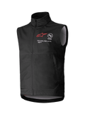 Alpinestars Techstar Softshell Vest, sort ærmeløs motocross-vest, høj krave med lynlås foran, brystbranding med rødt stjerne-logo, "ASTARS" og "ONE GOAL. ONE VISION.", let vindtæt softshell-materiale med lysegråt inderfor, designet til terrænkørsel