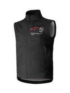 Alpinestars Techstar Softshell Vest, sort ærmeløs motocross-vest, høj krave med lynlås foran, brystbranding med rødt stjerne-logo, "ASTARS" og "ONE GOAL. ONE VISION.", let vindtæt softshell-materiale med lysegråt inderfor, designet til terrænkørsel