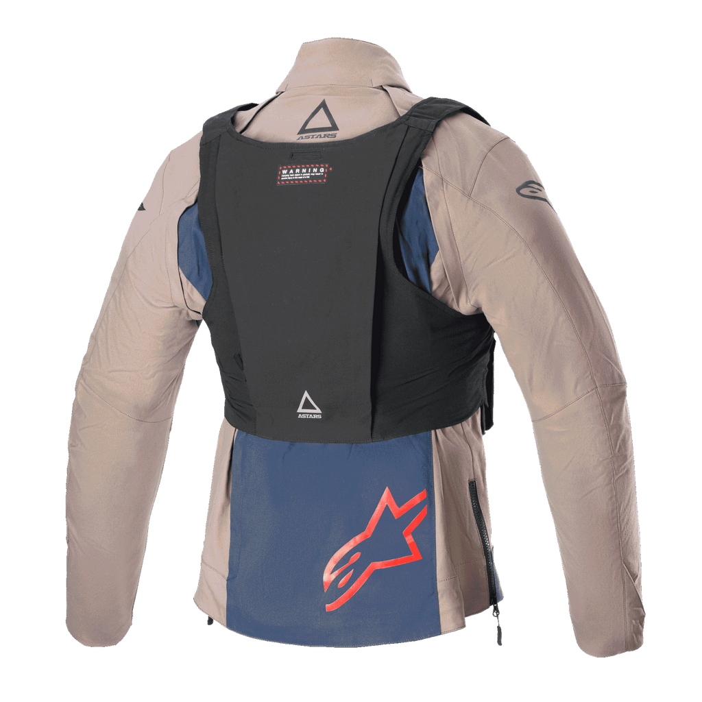 Alpinestars Techdura jakke, Falcon Brown og Night Navy, set bagfra med sort taktisk vest, rødt Alpinestars-logo på det mørkeblå nederste panel, robust tekstilkonstruktion til enduro- og terrænkørsel
