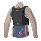Alpinestars Techdura jakke, Falcon Brown og Night Navy, set bagfra med sort taktisk vest, rødt Alpinestars-logo på det mørkeblå nederste panel, robust tekstilkonstruktion til enduro- og terrænkørsel