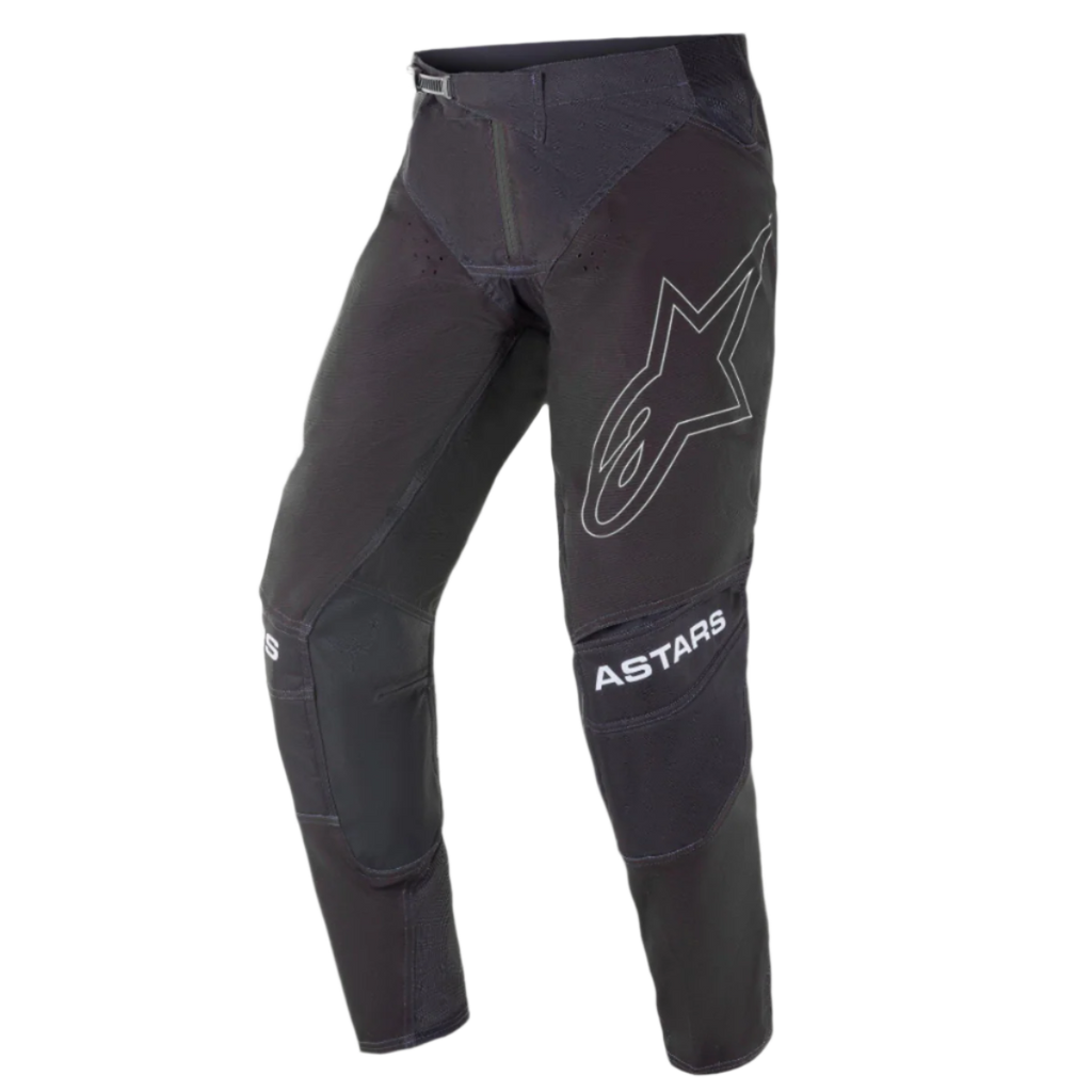 Alpinestars 2021 Techstar Phantom bukser, motocross-bukser, sort med hvide detaljer, stort omridset stjernelogo på låret, ASTARS-branding på knæene, teknisk rip-stop-stof med perforerede zoner og 3D Babel-knækonstruktion til off-road racing