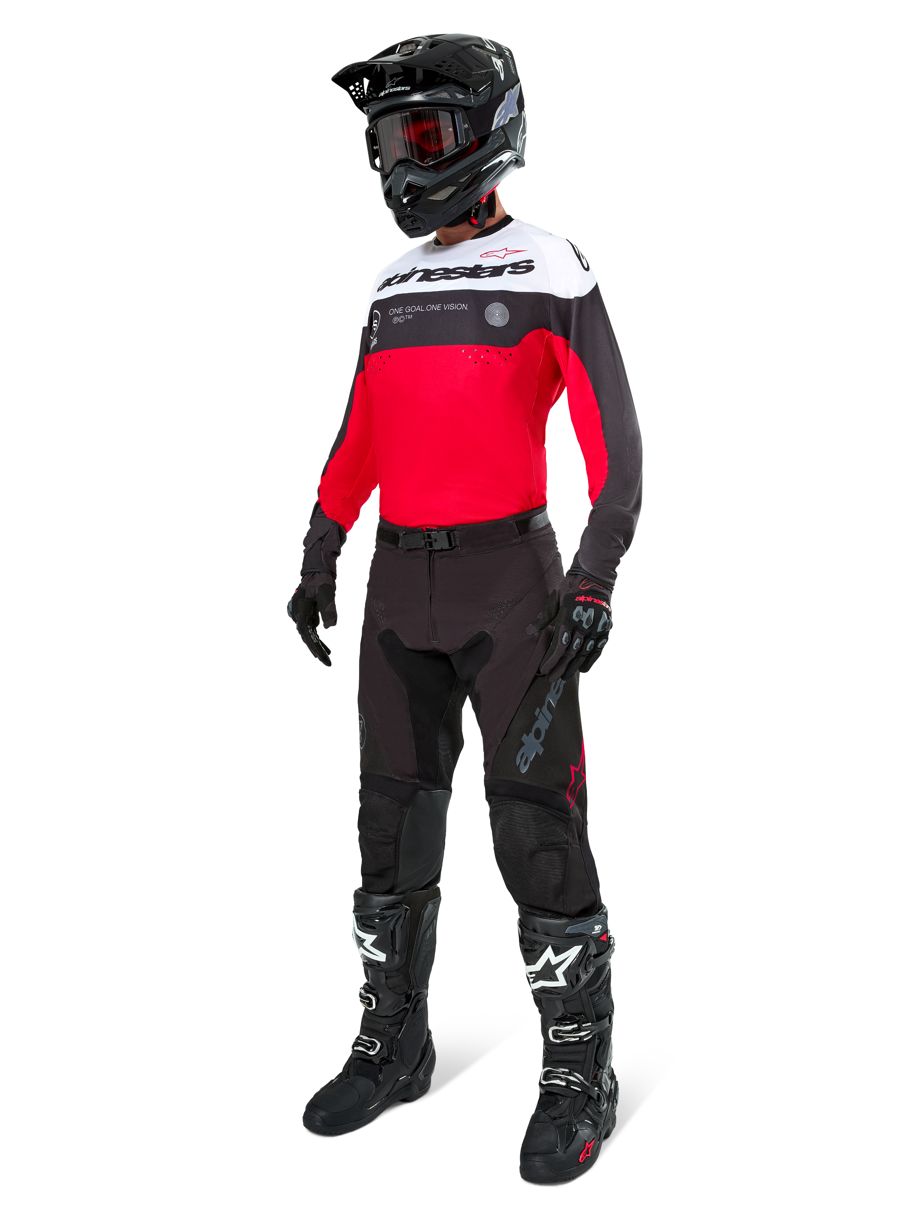 Alpinestars Pro-Dura bukser i Black Magnet White, båret af en kører med en matchende rød, sort og hvid trøje, sort hjelm og sorte off-road støvler, komplet professionelt enduro-racerudstyrssæt til terrænkørsel