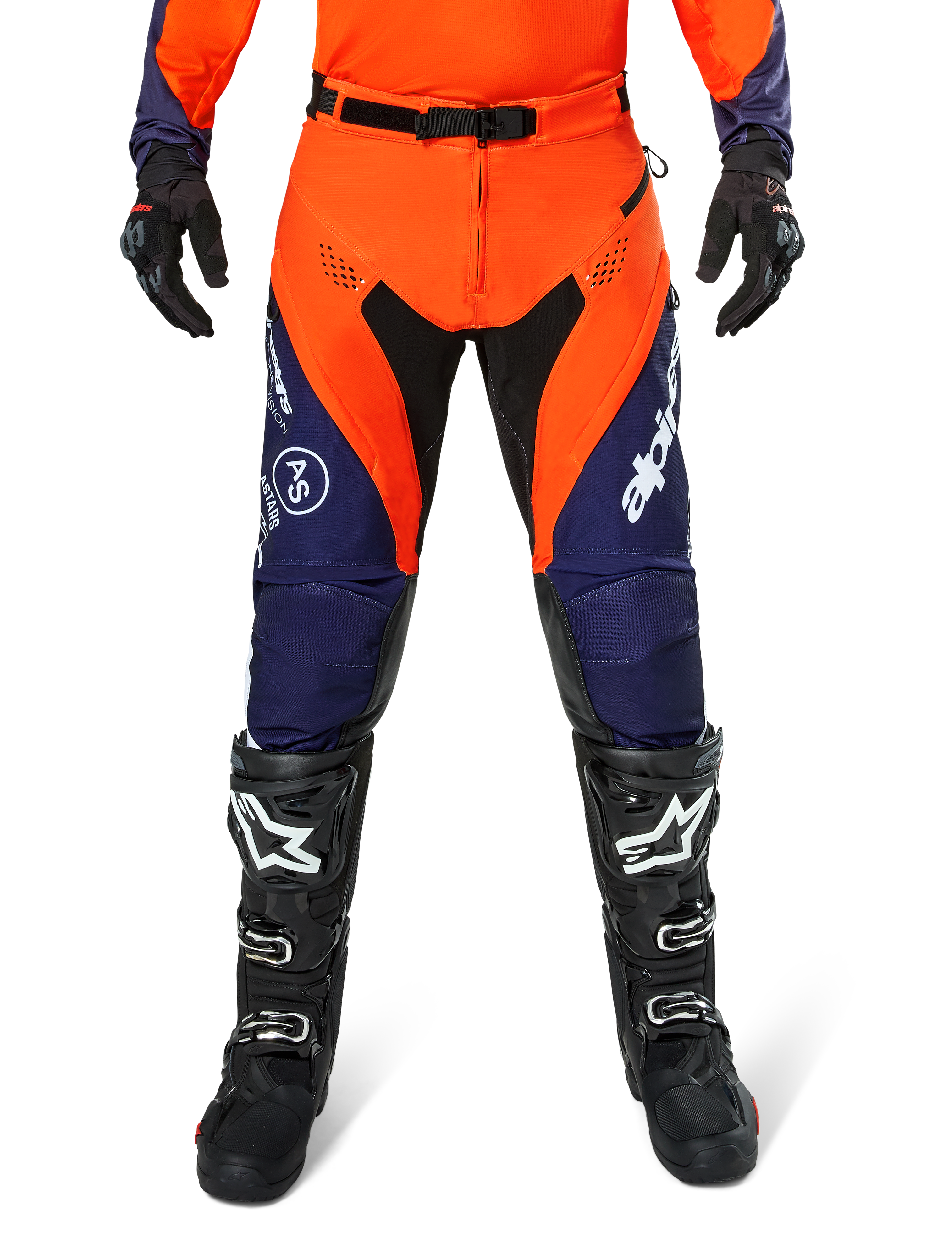 Alpinestars Pro-Dura bukser, motocross- og enduro-bukser, navy, hot orange og hvid, med sorte paneler og hvide logoer, båret med sorte off-road støvler og handsker, professionelt beskyttelsesudstyr til trail- og terrænkørsel