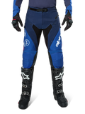 Alpinestars Pro-Dura bukser, motocross-bukser, mørkeblå og klar blå med hvide detaljer, set forfra båret med sorte støvler og handsker, teknisk design til enduro- og off-road-kørsel