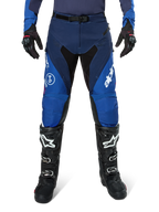 Alpinestars Pro-Dura bukser, motocross-bukser, mørkeblå og klar blå med hvide detaljer, set forfra båret med sorte støvler og handsker, teknisk design til enduro- og off-road-kørsel
