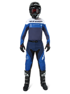 Alpinestars Pro-Dura bukser, motocross- og endurobukser, navy, klar blå og hvid, båret af en kører i et komplet racersæt med matchende trøje, sort hjelm, røde briller og sorte støvler, professionelt off-road udstyrssæt
