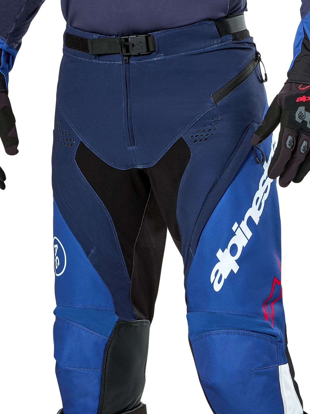 Alpinestars Pro-Dura bukser, enduro- og motocrossbukser, navyblå, klar blå og hvid, nærbillede der viser SX2 magnetisk spændelukning i taljen, lårventilation med lynlås og slidstærke strækpaneler med markant hvid branding