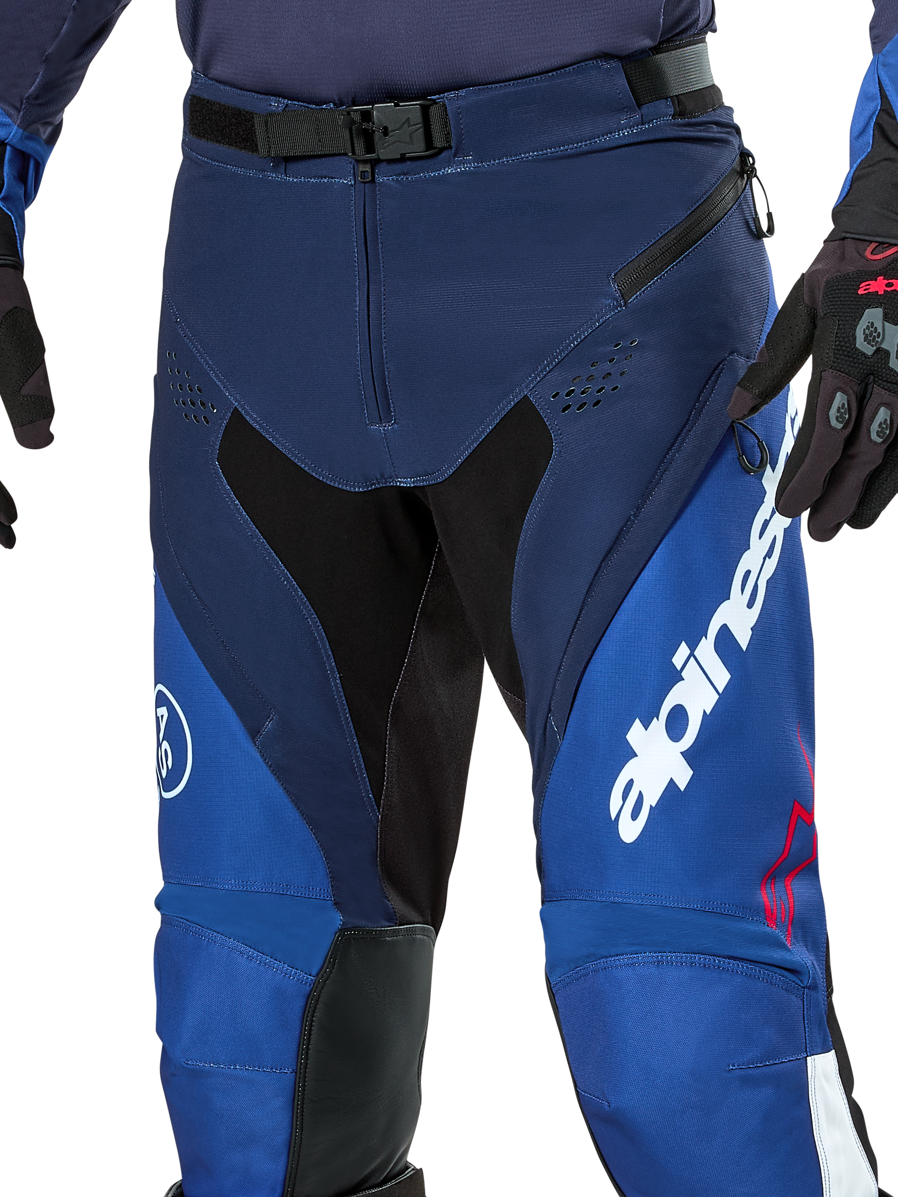 Alpinestars Pro-Dura bukser, enduro- og motocrossbukser, navyblå, klar blå og hvid, nærbillede der viser SX2 magnetisk spændelukning i taljen, lårventilation med lynlås og slidstærke strækpaneler med markant hvid branding