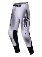 Alpinestars 2025 Supertech Maker bukser, motocross-bukser, sølv og sort, med store sorte Astars-logoer på lårene, rød teknisk branding på hoften, sorte indvendige knæpaneler i læder og perforerede ventilationszoner.