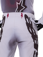 Alpinestars 2025 Supertech Maker bukser, motocrossbukser, sølv og sort, atletisk pasform med knæpaneler i gedelæder og Stretchnet-zoner, holdbart og let design til professionel motocross