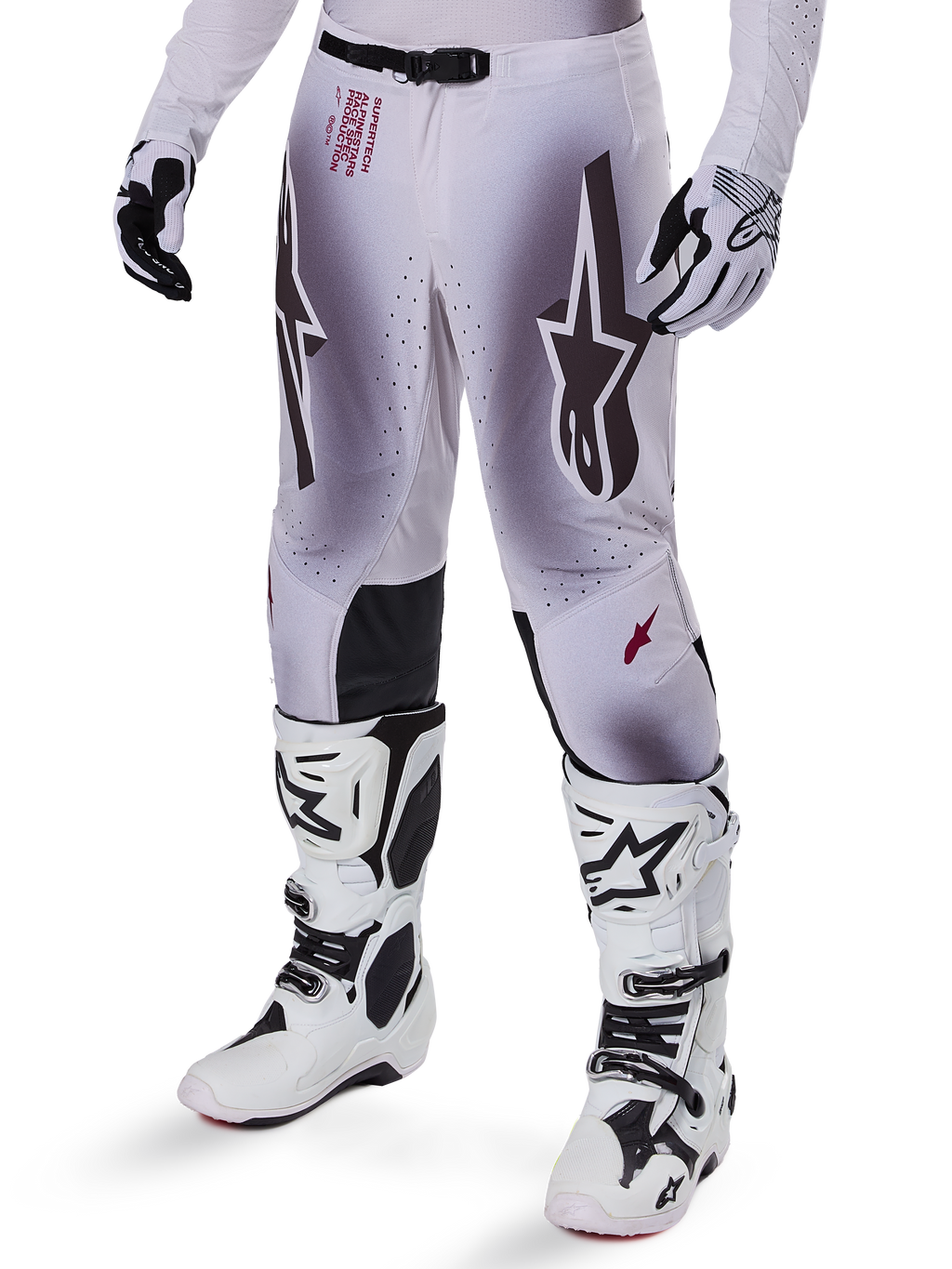 Alpinestars 2025 Supertech Maker bukser, motocross racingbukser, sølv og sort, med store stjernelogoer og rød tekst, vist med matchende hvide støvler og handsker