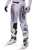 Alpinestars 2025 Supertech Maker bukser, motocross racingbukser, sølv og sort, med store stjernelogoer og rød tekst, vist med matchende hvide støvler og handsker