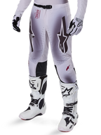 Alpinestars 2025 Supertech Maker bukser, motocross racingbukser, sølv og sort, med store stjernelogoer og rød tekst, vist med matchende hvide støvler og handsker