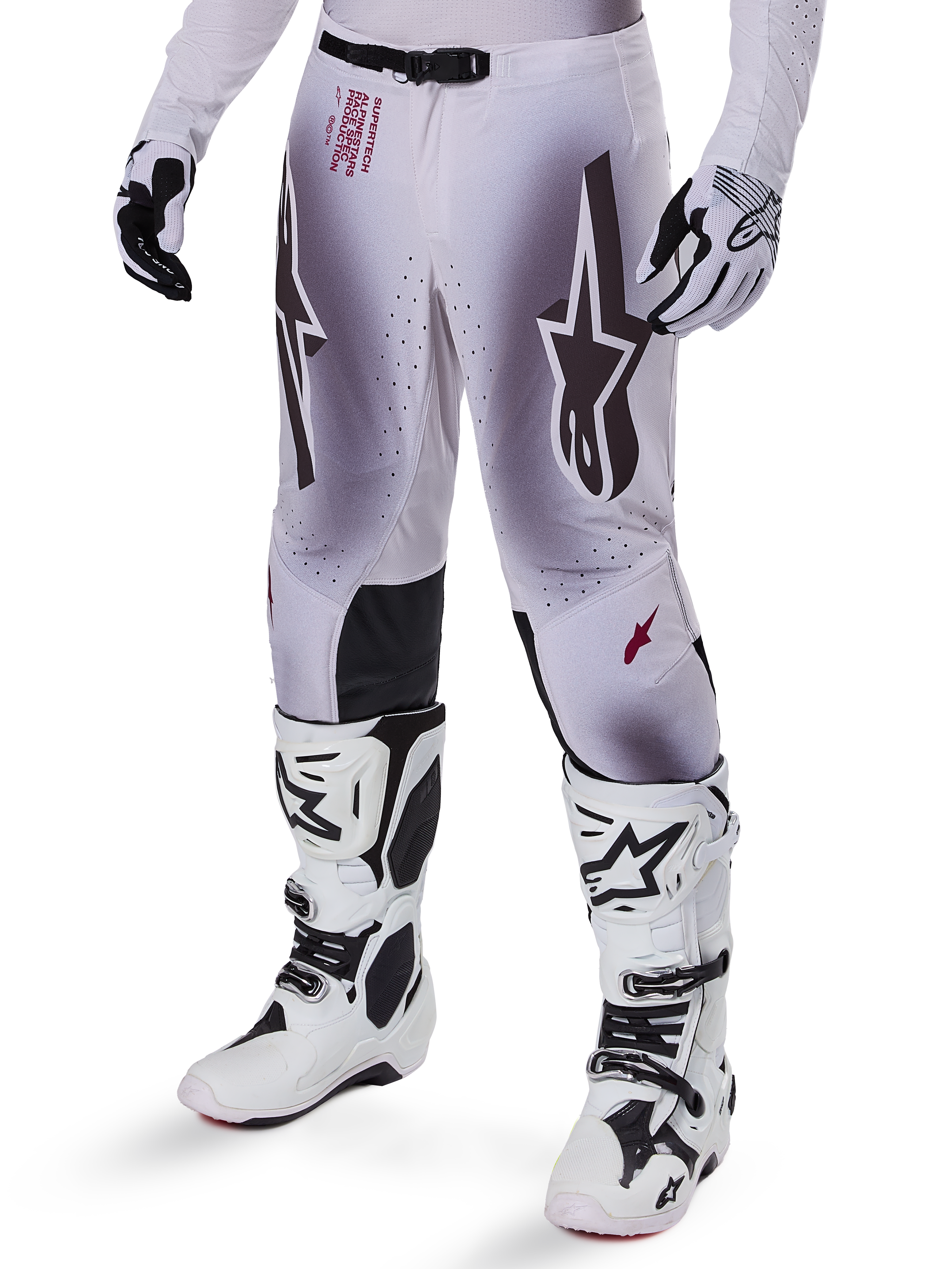 Alpinestars 2025 Supertech Maker bukser, motocross racingbukser, sølv og sort, med store stjernelogoer og rød tekst, vist med matchende hvide støvler og handsker