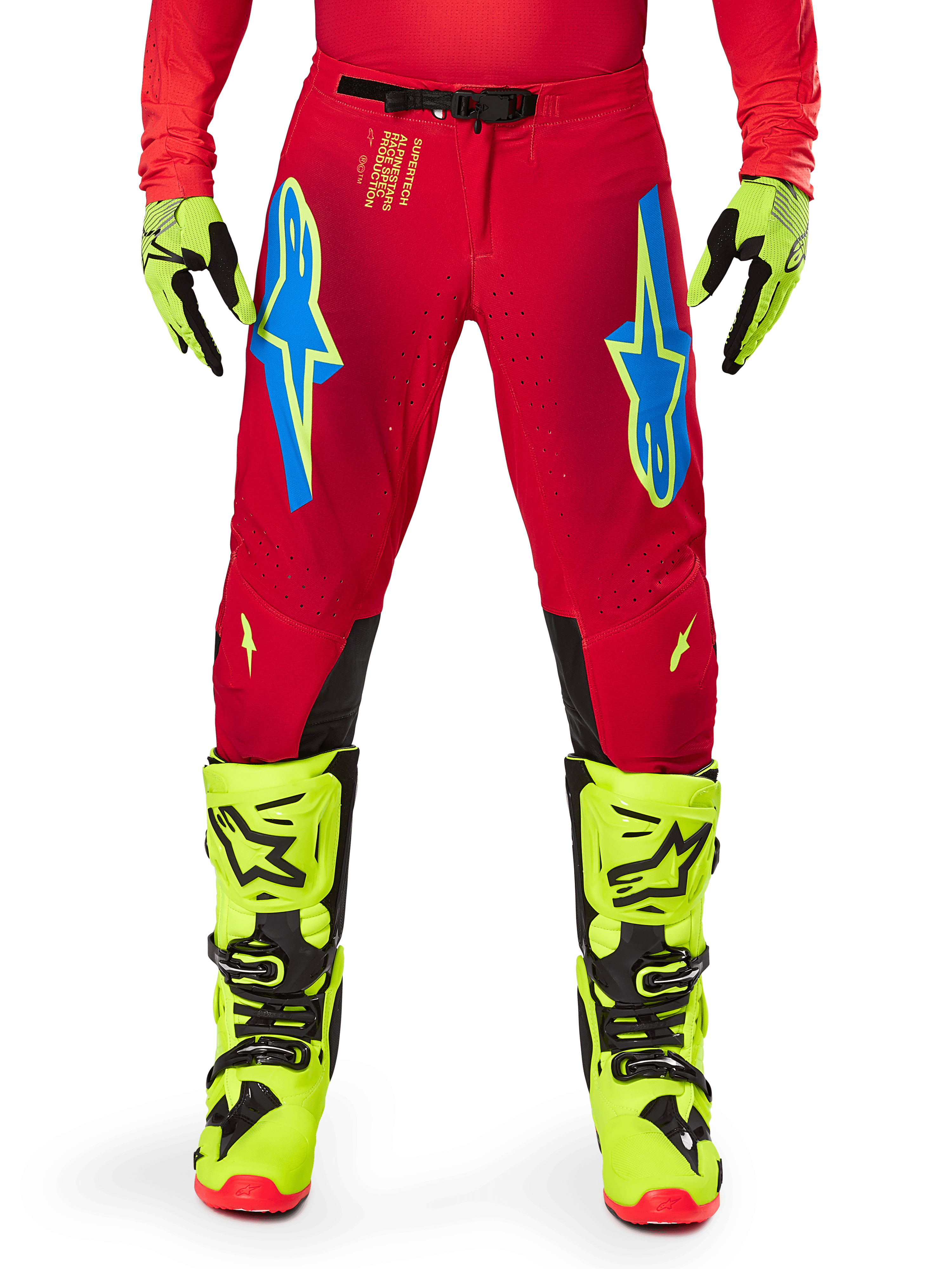 Alpinestars 2025 Supertech Maker bukser, motocrossbukser, klar rød og neongul, båret med matchende neongule handsker og støvler, med blå og neongule Astars-logoer, sorte indvendige knæpaneler og atletisk design til terrænkørsel