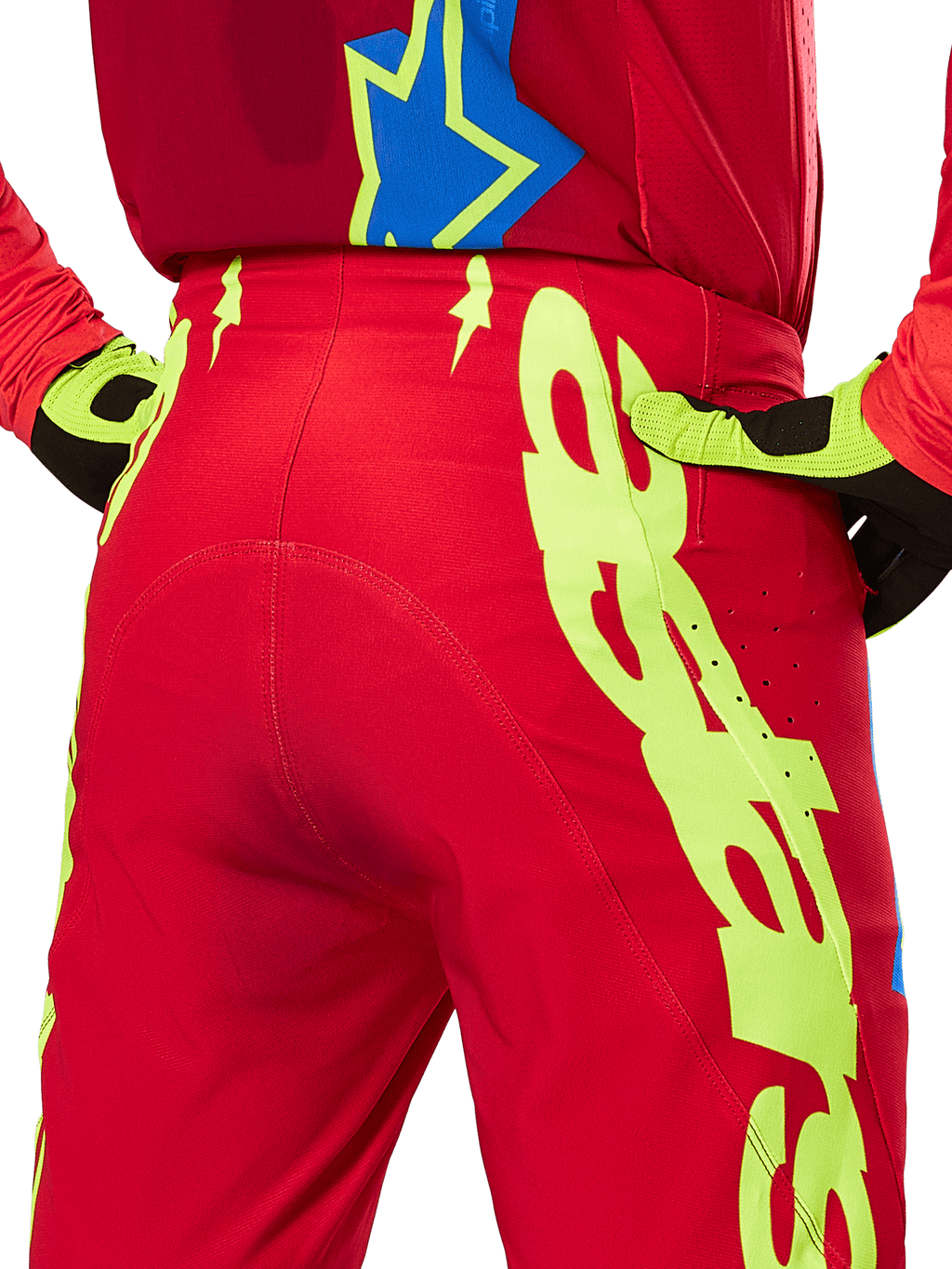 Alpinestars 2025 Supertech Maker bukser, motocross-bukser, klar rød og gul fluo, set bagfra med store gule grafikker på benene og matchende gul fluo og sorte handsker, professionelt racerudstyr til terrænkørsel