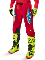 Alpinestars 2025 Supertech Maker bukser, motocross-racingbukser, stærk rød med blå og gule stjernelogoer, sorte knæpaneler, perforeret ventilation, koordineret med neongule støvler og handsker