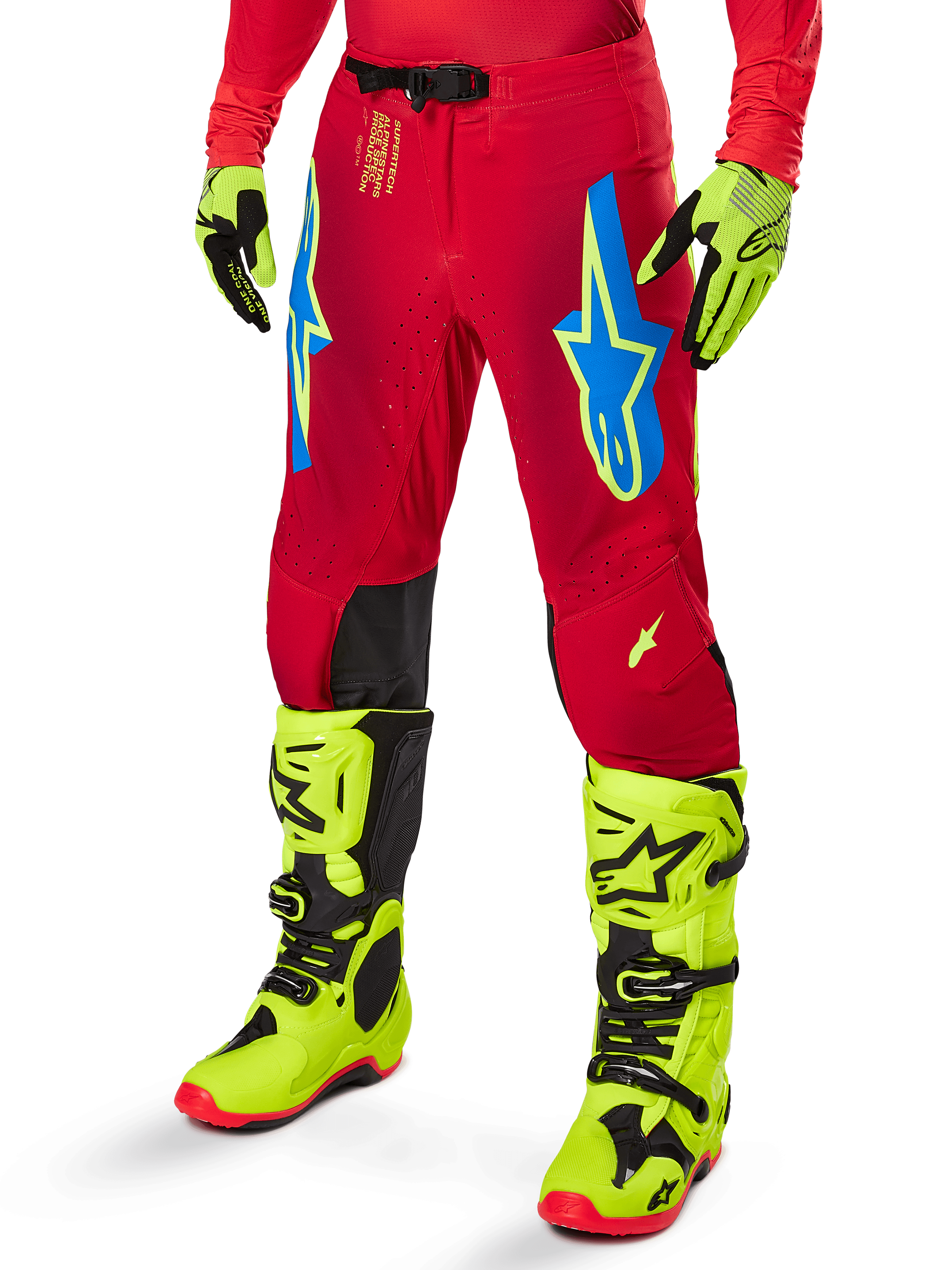 Alpinestars 2025 Supertech Maker bukser, motocross-racingbukser, stærk rød med blå og gule stjernelogoer, sorte knæpaneler, perforeret ventilation, koordineret med neongule støvler og handsker